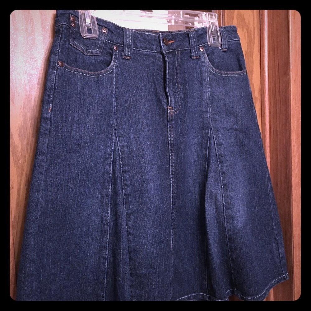 Bill Blass knee-length denim skirt. Size 8